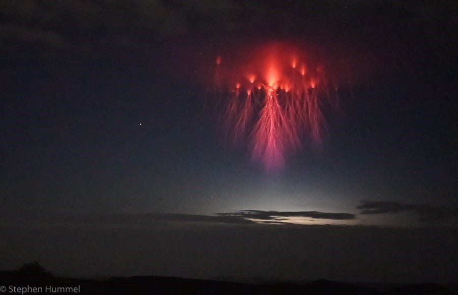 Kinh ngạc ảnh sứa đỏ xuất hiện giữa bầu trời trong cơn giông bão - Ảnh 2.