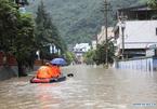 Hơn 10.000 người ở vùng khô hạn nhất Trung Quốc bị mắc kẹt vì mưa lũ