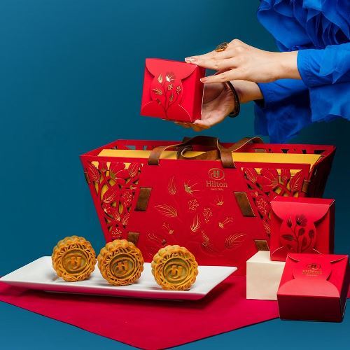 Mùa dịch, khách sạn 5 sao bán bánh trung thu tặng phòng nghỉ đêm