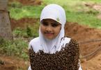 Để 100.000 con ong vây kín người, bé gái Ấn Độ muốn gửi thông điệp gì?