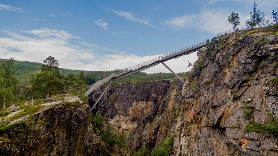 Cây cầu bậc thang cheo leo giữa hai hẻm núi Na Uy