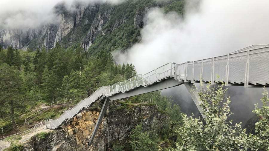 Cây cầu bậc thang cheo leo giữa hai hẻm núi Na Uy