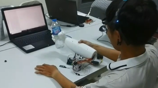 Ứng dụng công nghệ sóng não vào việc chế tạo cánh tay robot cho người khuyết tật