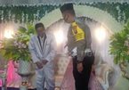Chú rể bị phạt chống đẩy ngay tại đám cưới vì không đeo khẩu trang