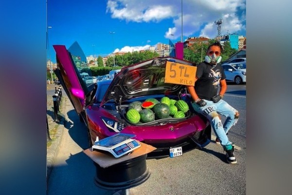 Người đàn ông dùng siêu xe 672.000 USD đi bán rong dưa hấu