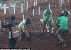 Indonesia: Không đeo khẩu trang bị phạt đi đào mộ ở nghĩa trang