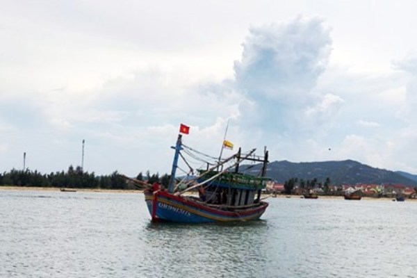 Nghệ An: Kịp thời cứu hộ ngư dân bị thương cùng tàu cá bị hỏng máy