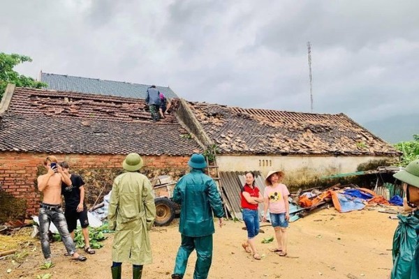 Lốc xoáy ở Hà Tĩnh, hàng trăm hộ dân bị tốc mái