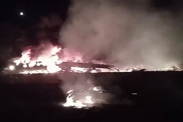 Cận cảnh rơi máy bay quân sự ở Ukraine, 25 người thiệt mạng