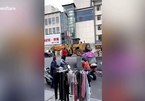 Người đàn ông lái máy đào đất phá xe cảnh sát ở Trung Quốc
