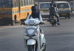 Pha thoát chết ‘ngỡ ngàng’ của 2 thanh niên đi xe máy không đội mũ bảo hiểm