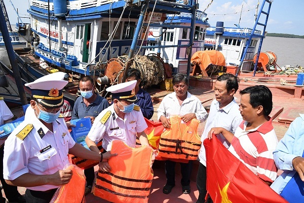 Vùng 2 Hải quân tặng ngư dân tỉnh Sóc Trăng 500 lá cờ Tổ quốc