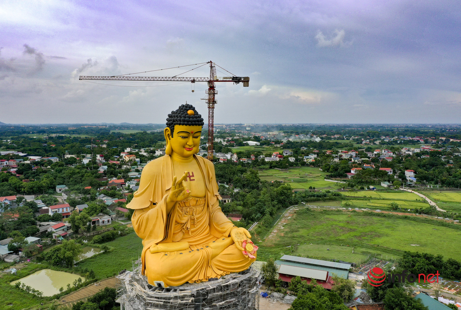 Nằm trong khu vực Đông Nam Á, đại tượng Phật lớn nhất đã trở nên nổi tiếng và gây chú ý cho khách du lịch đến tham quan. Đây là một điểm đến tuyệt vời cho những ai muốn trải nghiệm và chiêm ngưỡng nghệ thuật tuyệt vời. Hãy đến đó và tham quan nhé!