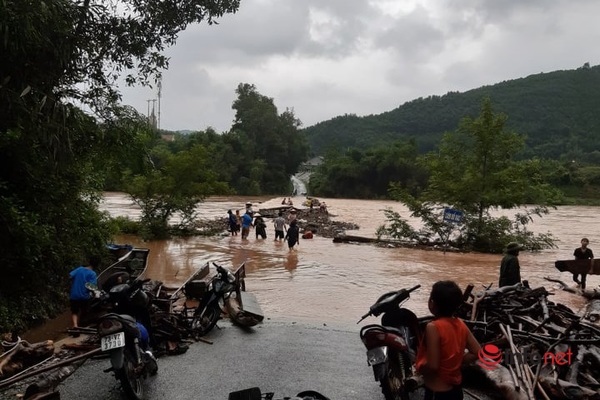 Quảng Bình mưa to, hàng ngàn người phải di chuyển tránh lũ lụt