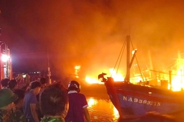 Nghệ An: Cháy lan đồng loạt 4 tàu cá, thiêu rụi hàng chục tỉ đồng