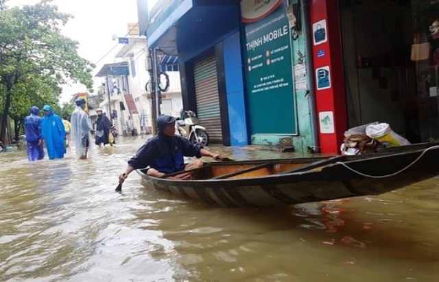 Huế lụt nặng, hơn 58.000 nhà bị ngập, người dân chèo ghe đò trên phố