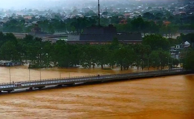 Huế lụt nặng, hơn 58.000 nhà bị ngập, người dân chèo ghe đò trên phố