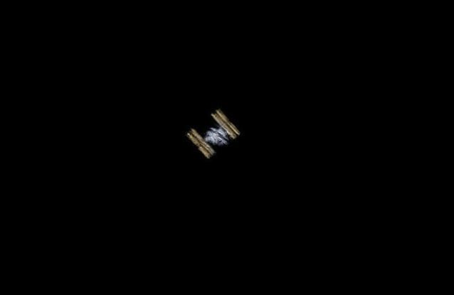 Khoảnh khắc trạm vũ trụ ISS bay ngang qua Mặt Trời