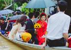 Đám cưới xắn quần đẩy thuyền, lội nước đón dâu giữa lũ lụt xứ Huế