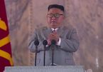 Hành động 'bất ngờ' của ông Kim Jong-un trong lễ duyệt binh