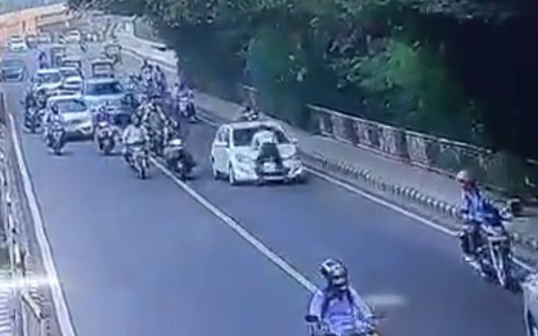 Tài xế liều lĩnh hất cảnh sát bám trên nắp capo xuống đường ở Ấn Độ
