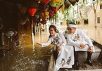 Giữa mùa nước lũ, cặp đôi vẫn “liều mình” chụp ảnh cưới để đời