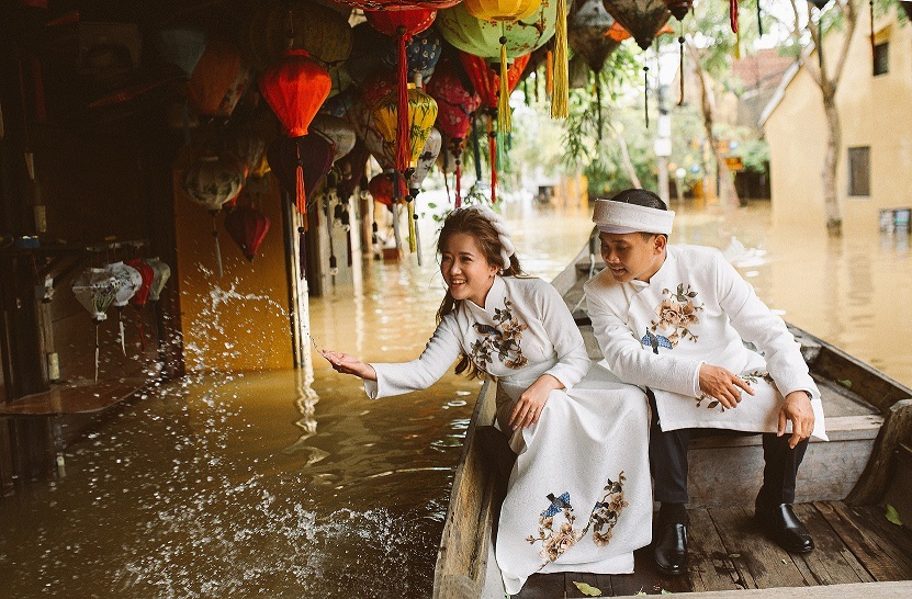 Hội An là một trong những địa điểm chụp ảnh cưới ấn tượng nhất tại Việt Nam. Từ kiến trúc cổ kính đặc trưng đến những bản nhạc trữ tình, không khí lãng mạn, tất cả đều tạo nên một bức ảnh cưới đẹp như mơ. Đến Hội An và chụp ngay một bức ảnh cưới tuyệt vời để lưu giữ những kỷ niệm đáng nhớ của bạn.