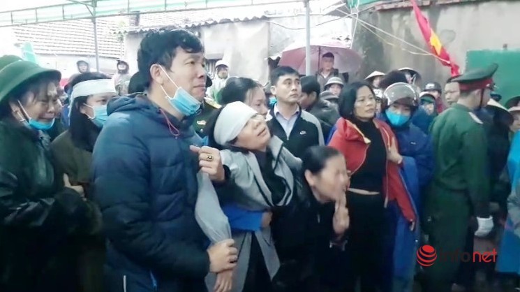 Dòng người đội mưa, khóc nghẹn tiễn đưa 4 liệt sỹ hi sinh ở Rào Trăng 3 về với đất mẹ