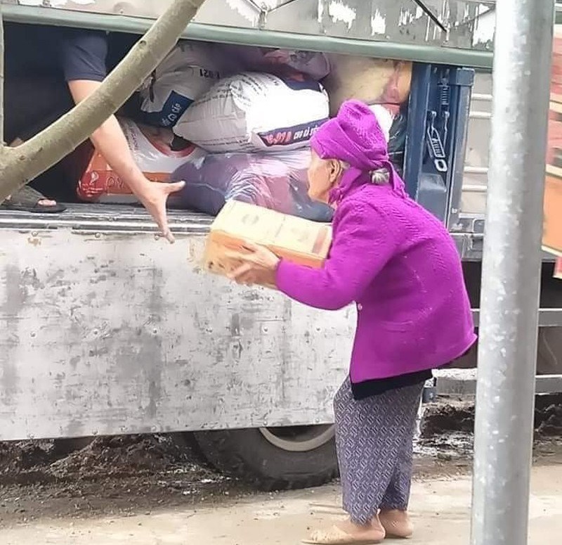 Xúc động cụ bà 93 tuổi lưng còng ôm thùng mì tôm gửi xe ủng hộ đồng bào bị lũ lụt