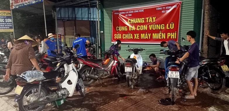 Đội quân sửa xe miễn phí 'hồi sinh' xe máy cho bà con vùng tâm lũ Hà Tĩnh