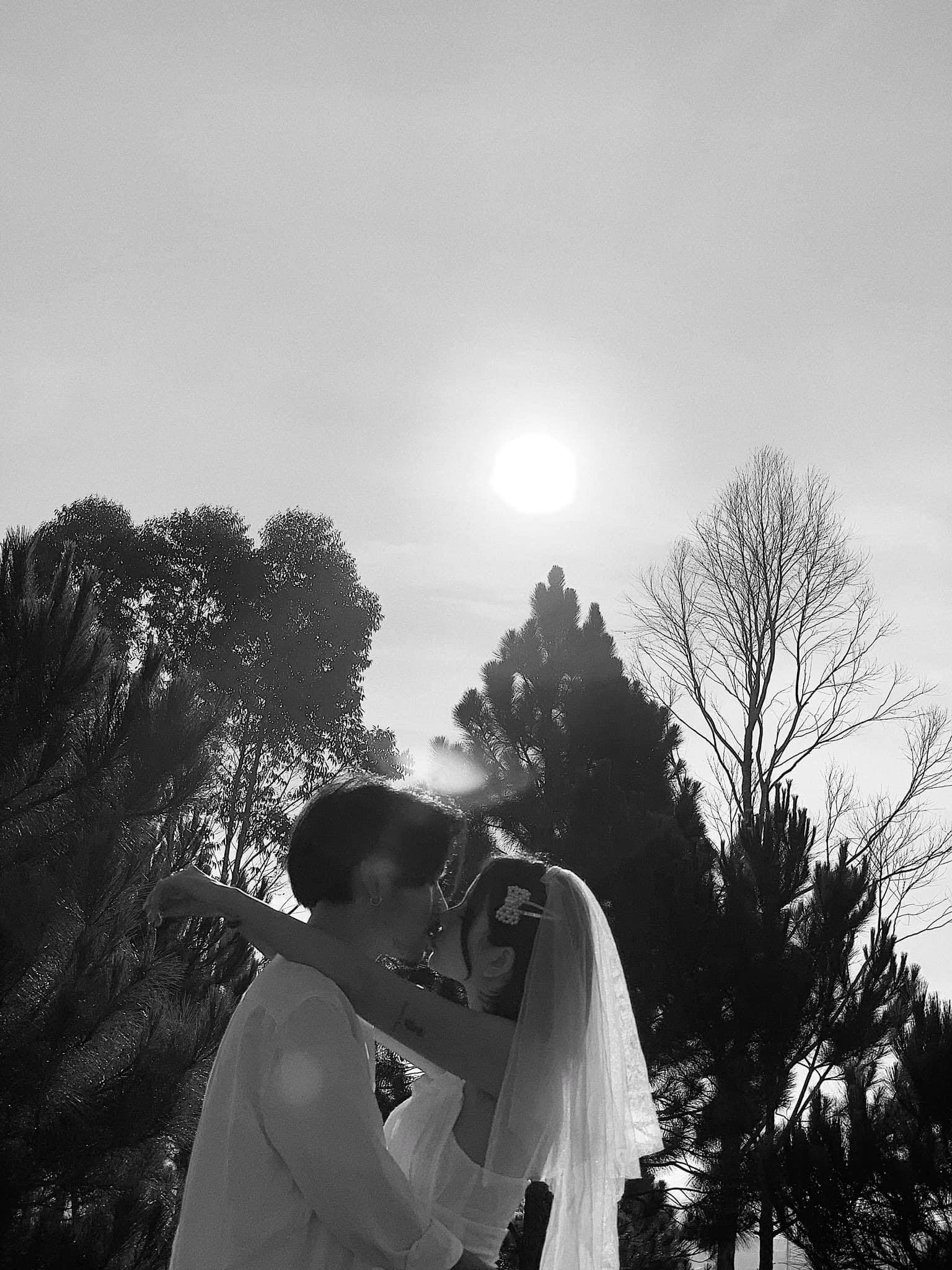 Với hình ảnh cưới tự chụp bằng tripod, bạn sẽ cảm thấy mình như đang thực sự sống trong ngày vui của mình. Việc chụp ảnh \