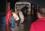 Hà Tĩnh: Vượt qua biển cấm vào đường ngập sâu, xe buýt suýt bị cuốn trôi