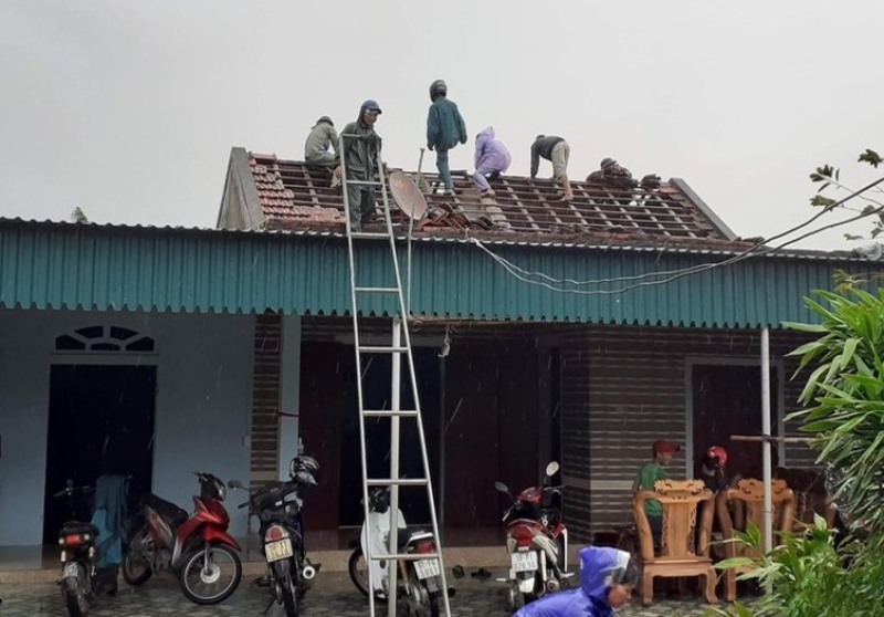 Mưa lớn kèm lốc xoáy, gần 40 ngôi nhà ở Hà Tĩnh bị tốc mái