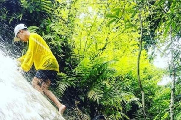 Tay không leo thác nước thẳng đứng ở Thái Lan