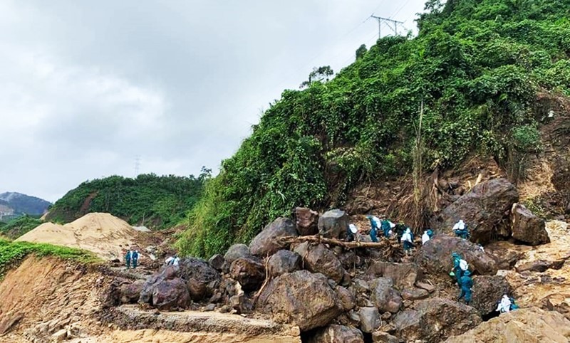 Bản làng bị cô lập, người dân hò nhau khiêng sản phụ vượt 20km đường rừng đến bệnh viện cấp cứu trong mưa lớn