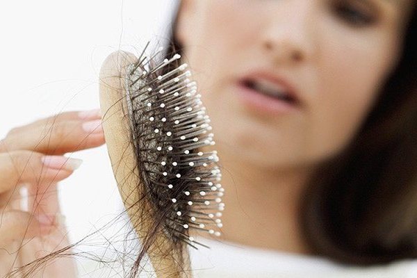 Stress, khổ sở vì rụng tóc