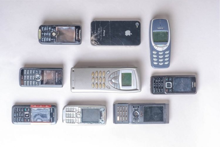 Choáng trước bộ sưu tập hơn 1.000 mẫu điện thoại di động cổ