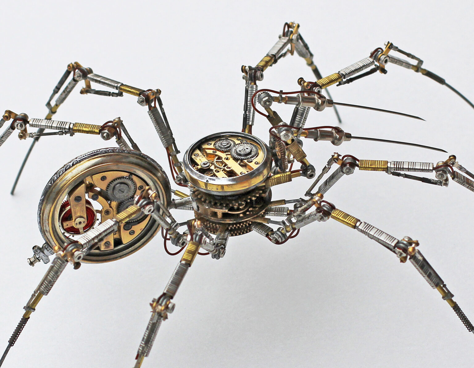 Sáng tạo nhện khổng lồ sống động như thật từ kim loại bỏ đi