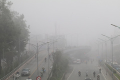 Miền Trung mưa lớn đến hết ngày mai, miền Bắc mù sương, Hà Nội ô nhiễm không khí