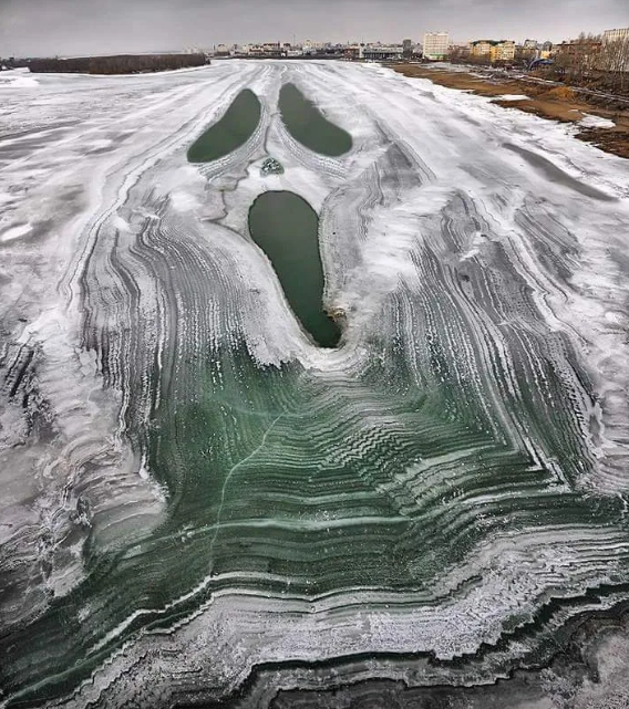 Sự thật đằng sau gương mặt kỳ lạ xuất hiện trên hồ nước ở Nga