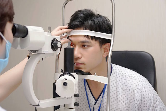 Khám mắt ở cửa hàng kính 'biến' trẻ viễn thị thành cận thị, bác sĩ chuyên khoa mắt giật mình