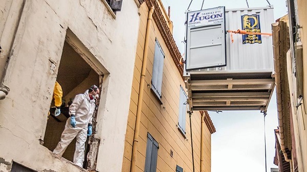 Pháp: Giải cứu người đàn ông nặng 300 kg khỏi nhà do quá béo