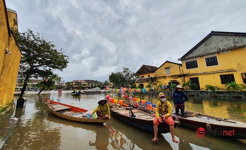 Phố cổ Hội An lại chìm trong biển nước, khách du lịch ngồi thuyền dạo phố