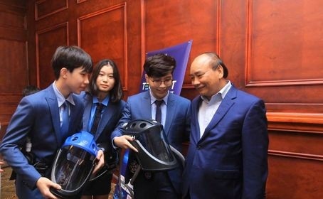 Nhóm nhà sáng chế trẻ được Thủ tướng Nguyễn Xuân Phúc biểu dương nhờ Mũ cách ly di động