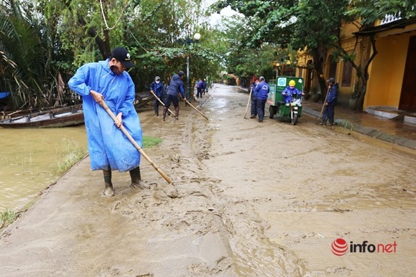 Hàng trăm công nhân môi trường cùng người dân dọn bùn non tràn ngập phố cổ Hội An