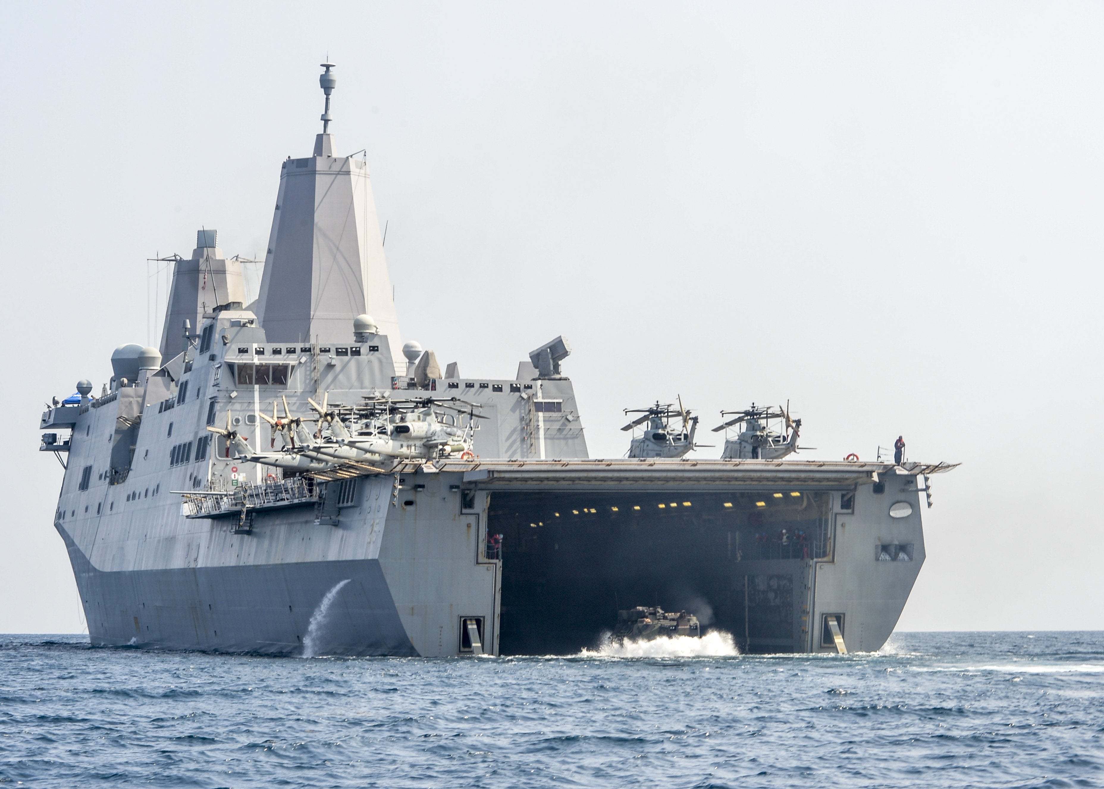 Khám phá sức mạnh 2 siêu tàu đổ bộ Mỹ đang đến Biển Đông