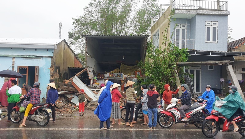 Quảng Nam: Xe container mất lái tông 7 nhà dân