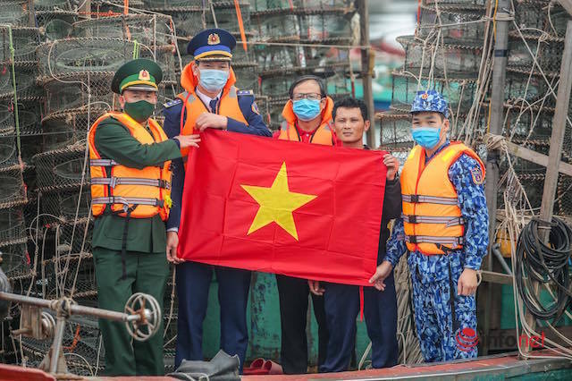 Trao 2.000 lá cờ Tổ quốc cho ngư dân Nghệ An
