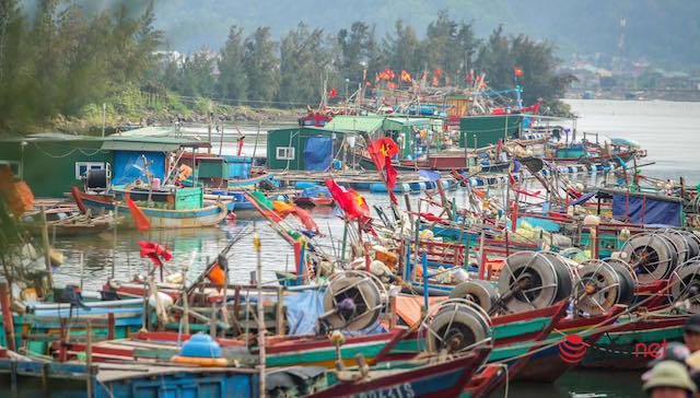 Hải quân Việt Nam làm điểm tựa cho ngư dân vươn khơi bám biển