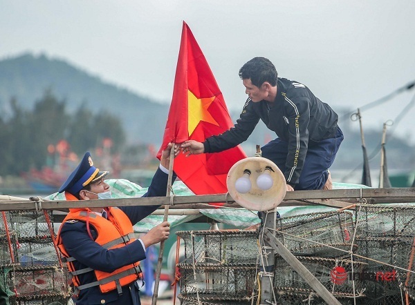 Chùm ảnh: Bộ Tư lệnh Cảnh sát biển tặng quốc kỳ, khám chữa bệnh miễn phí cho ngư dân ven biển Nghệ An